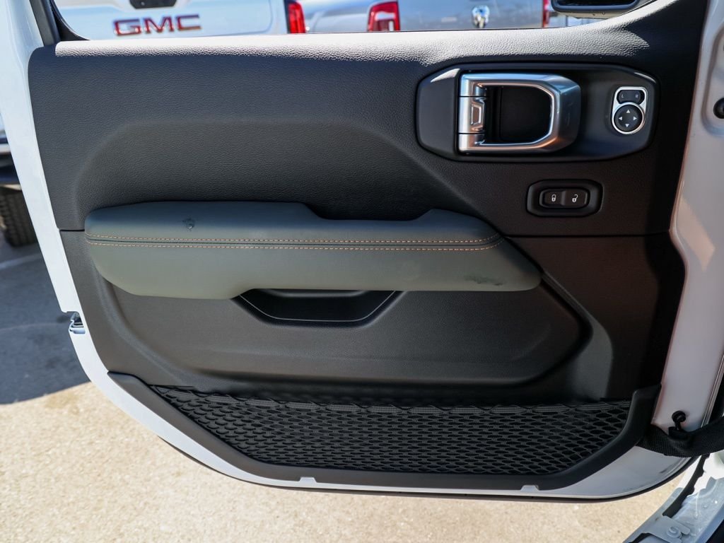 New 2026 Bright White Clear-Coat Exterior Paint Jeep Mojave image 21