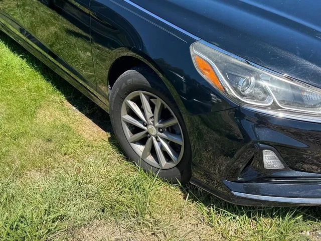 Used 2018 Black Hyundai SE image 11