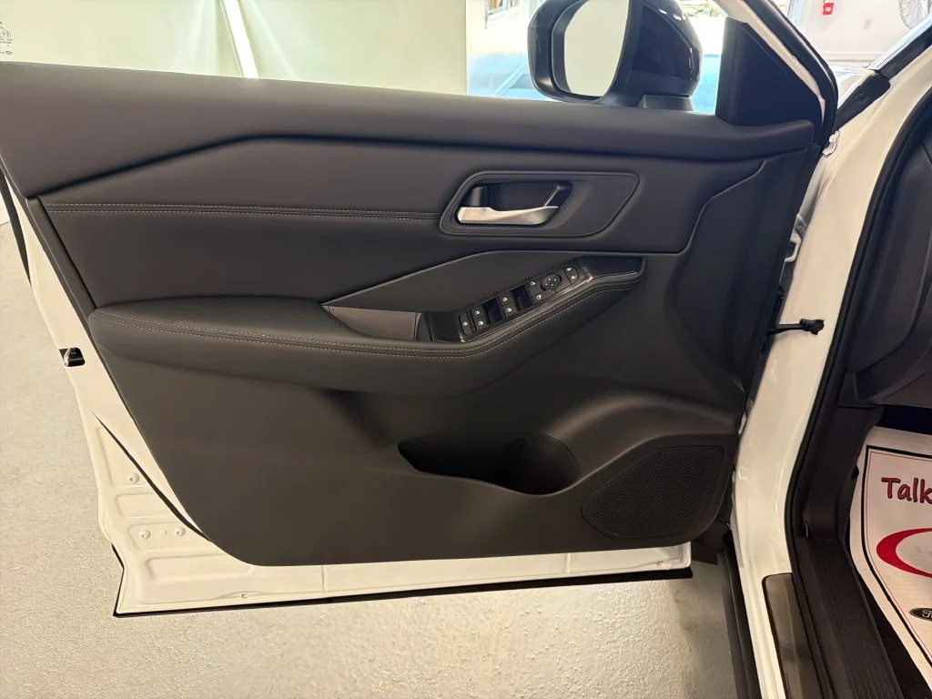 New 2027 Everest White Pearl TriCoat Nissan Dark Armor™ image 12