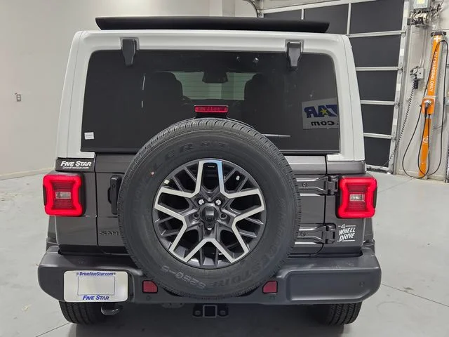 New 2026 Granite Crystal Metallic Clear-Coat Exterior Paint Jeep Sahara image 9