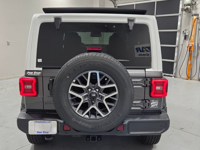 New 2026 Granite Crystal Metallic Clear-Coat Exterior Paint Jeep Sahara image 9