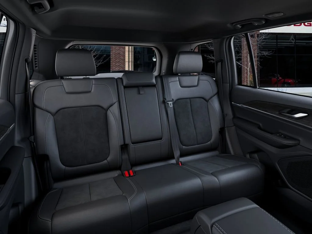 New 2026 Diamond Black Crystal Pearl-Coat Exterior Paint Jeep Altitude image 15