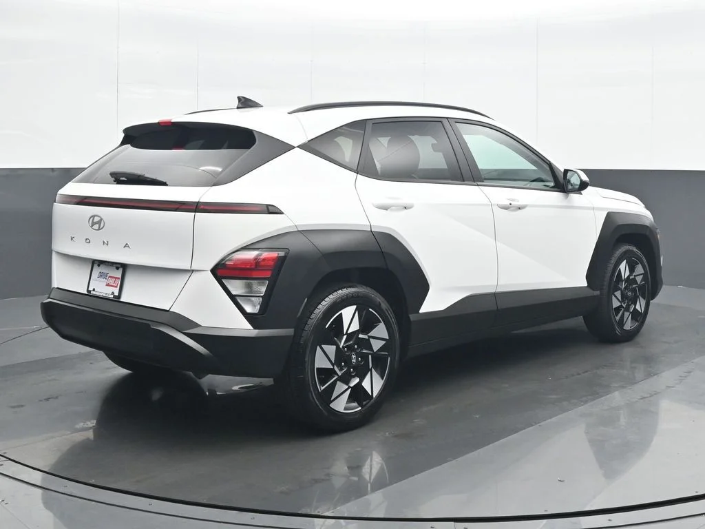 Used 2025 White Hyundai SEL image 6