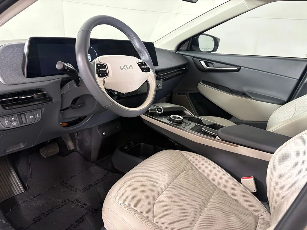 Used 2023 White Kia Wind image 22