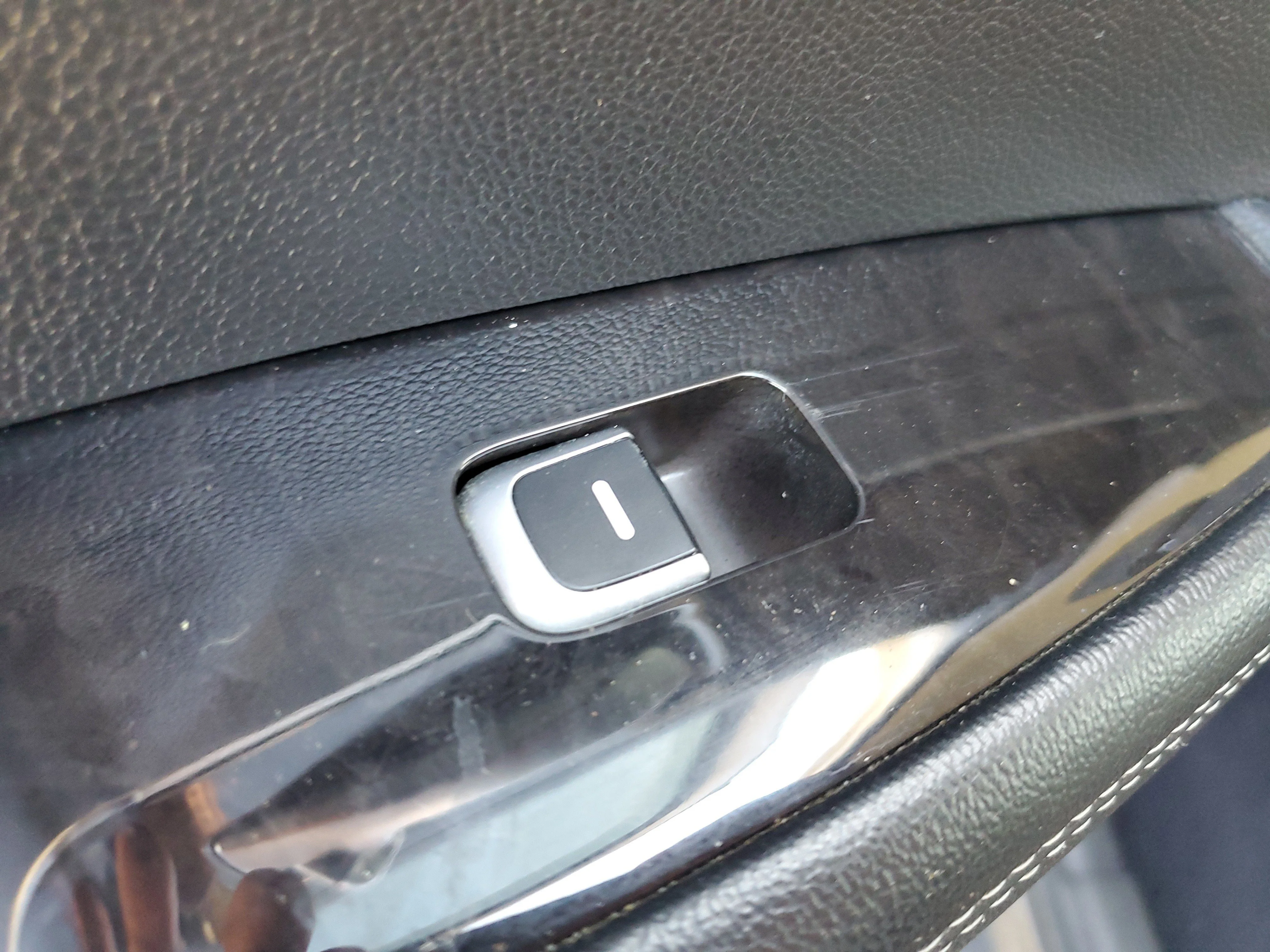Used 2018 Snow White Pearl Kia LX V6 image 17