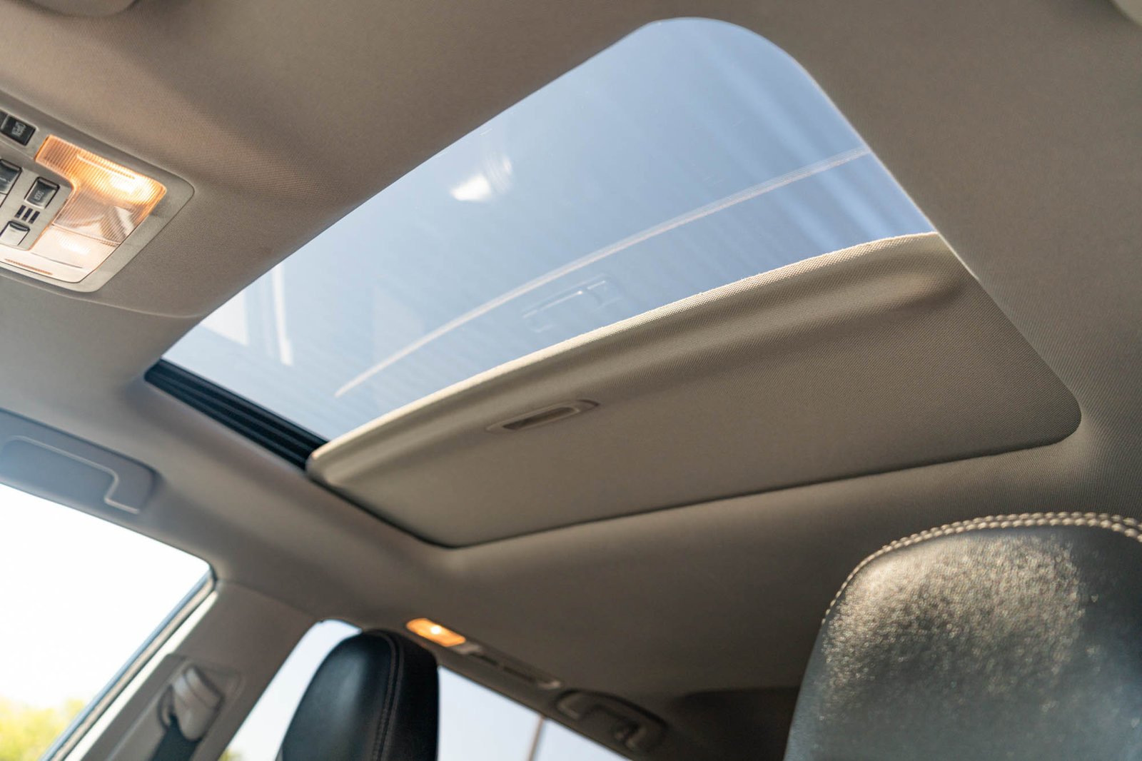 Certified Used 2018 Blizzard Pearl Toyota SE image 23