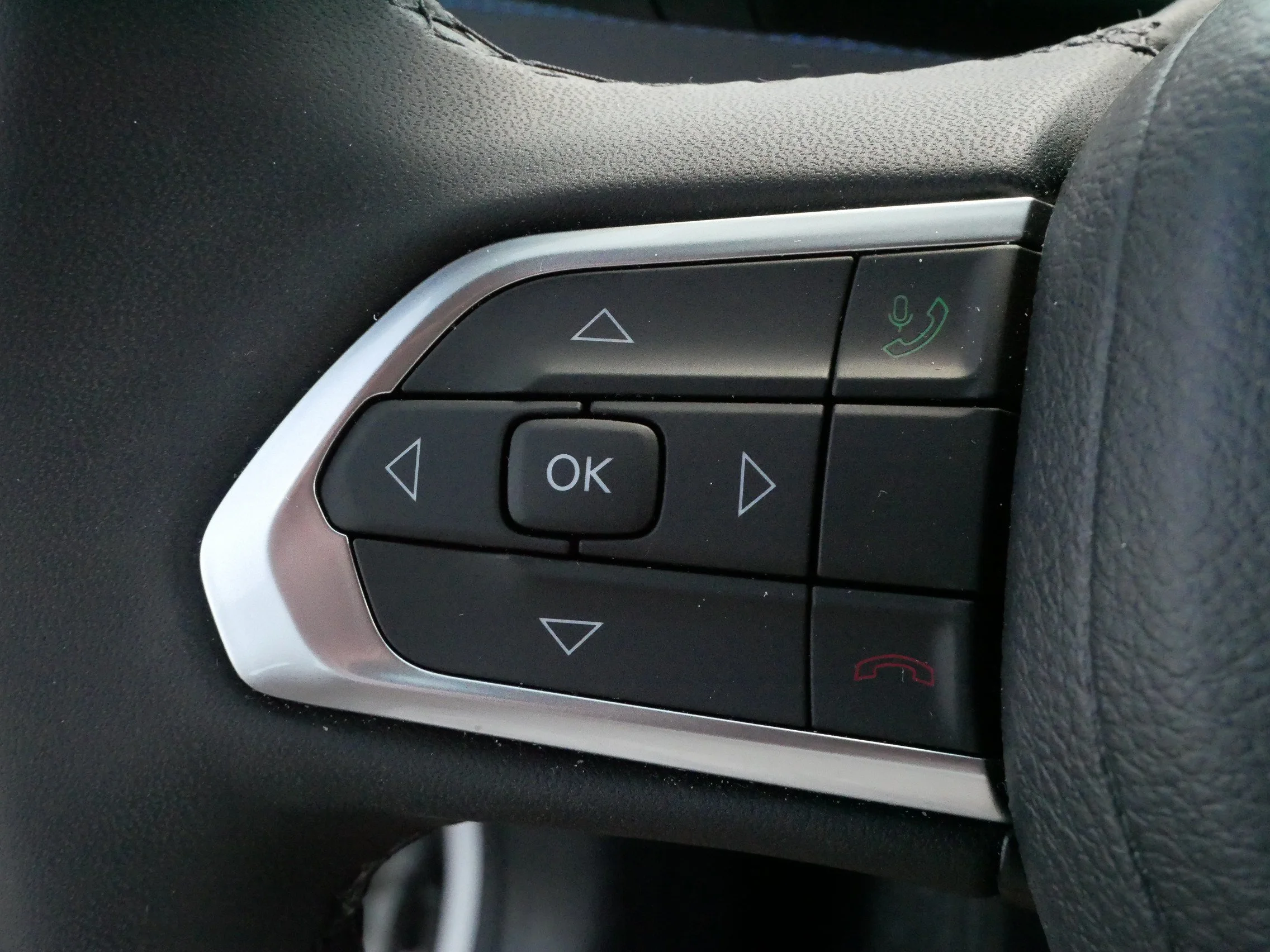Used 2026 Bright White Clearcoat Jeep Latitude Altitude image 26