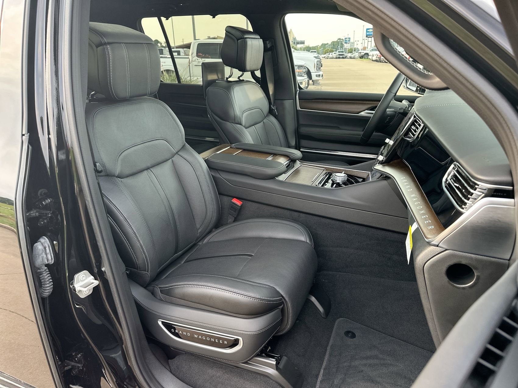 New 2024 Diamond Black Crystal Pearlcoat Jeep  image 27