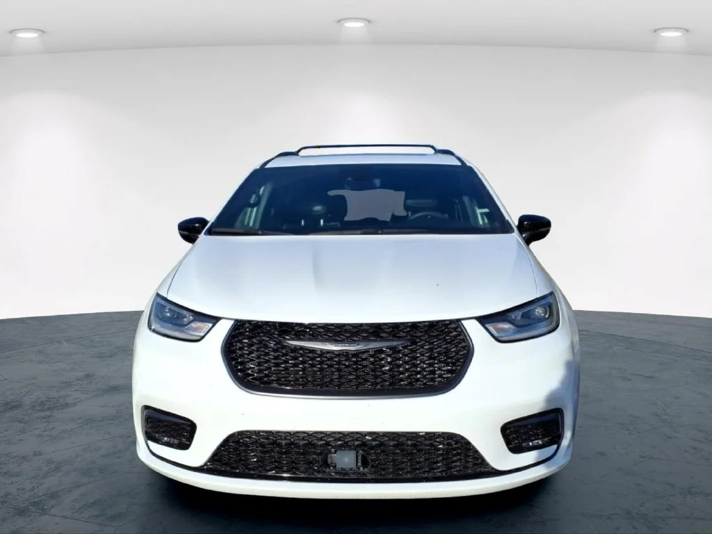 Used 2025 White Chrysler Limited image 8