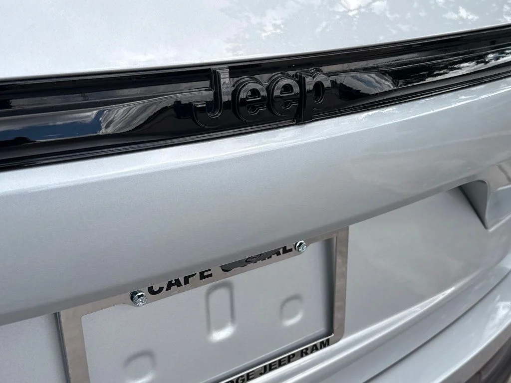 New 2026 Silver Zynith Exterior Paint Jeep Limited image 35