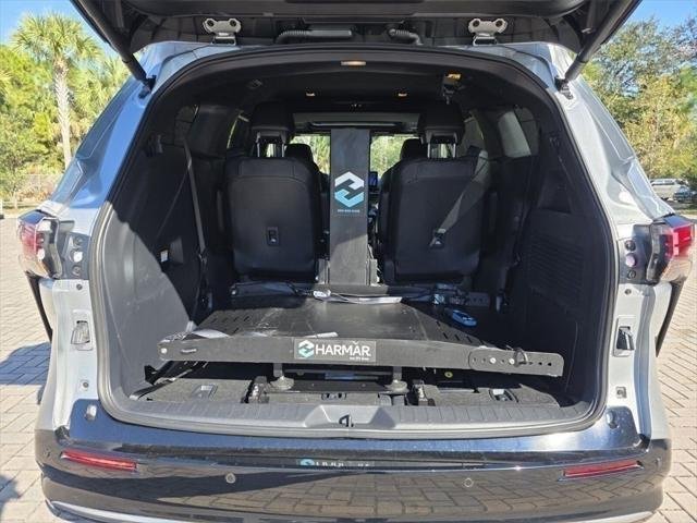 2025 Toyota Sienna Platinum - Photo 19
