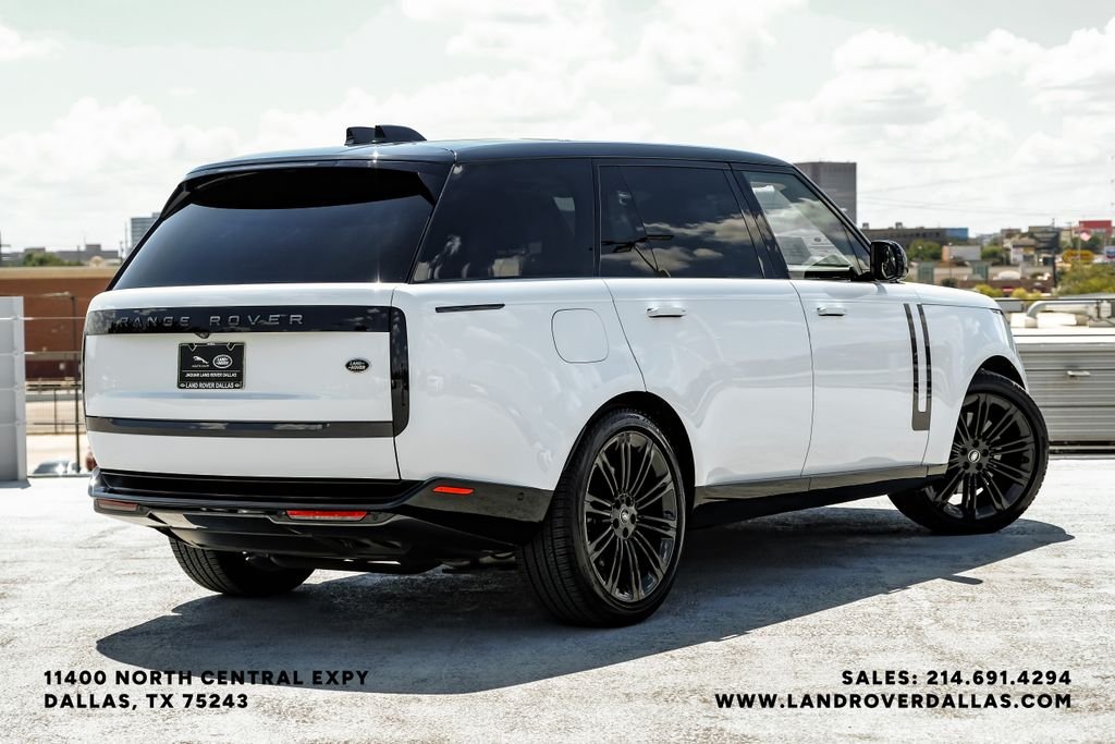 Used 2022 White Land Rover SE image 6