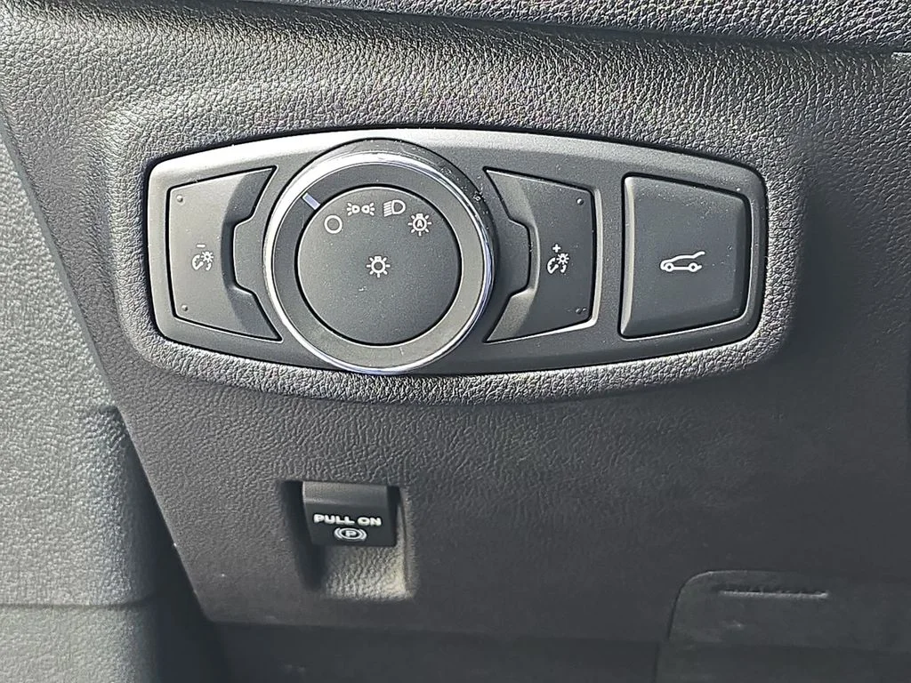 Used 2017 Red Lincoln Reserve image 26