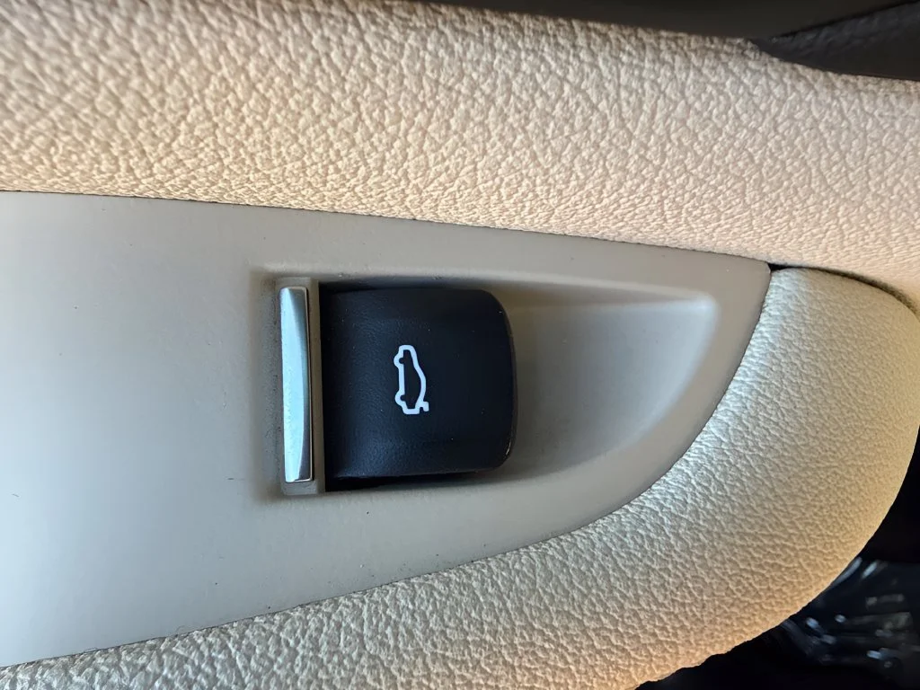Used 2021 Black BMW sDrive40i image 12
