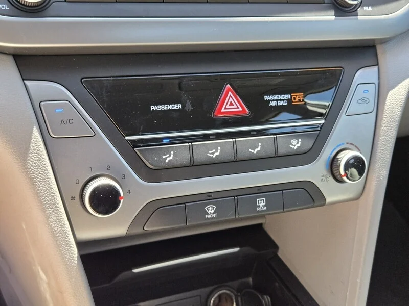 Used 2017 Quartz White Pearl Hyundai SE image 18