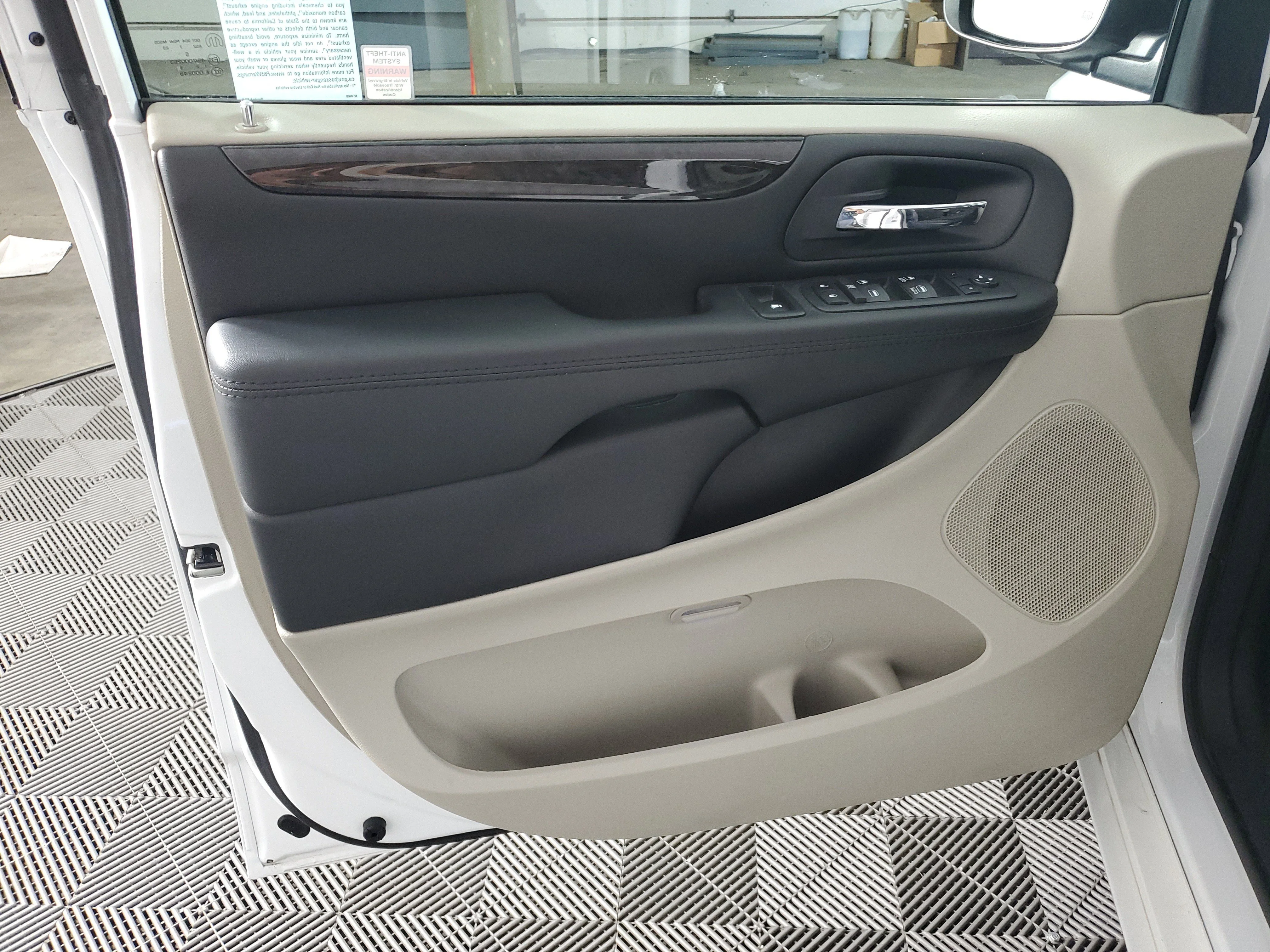 Used 2018 White Knuckle Clearcoat Dodge SE image 26
