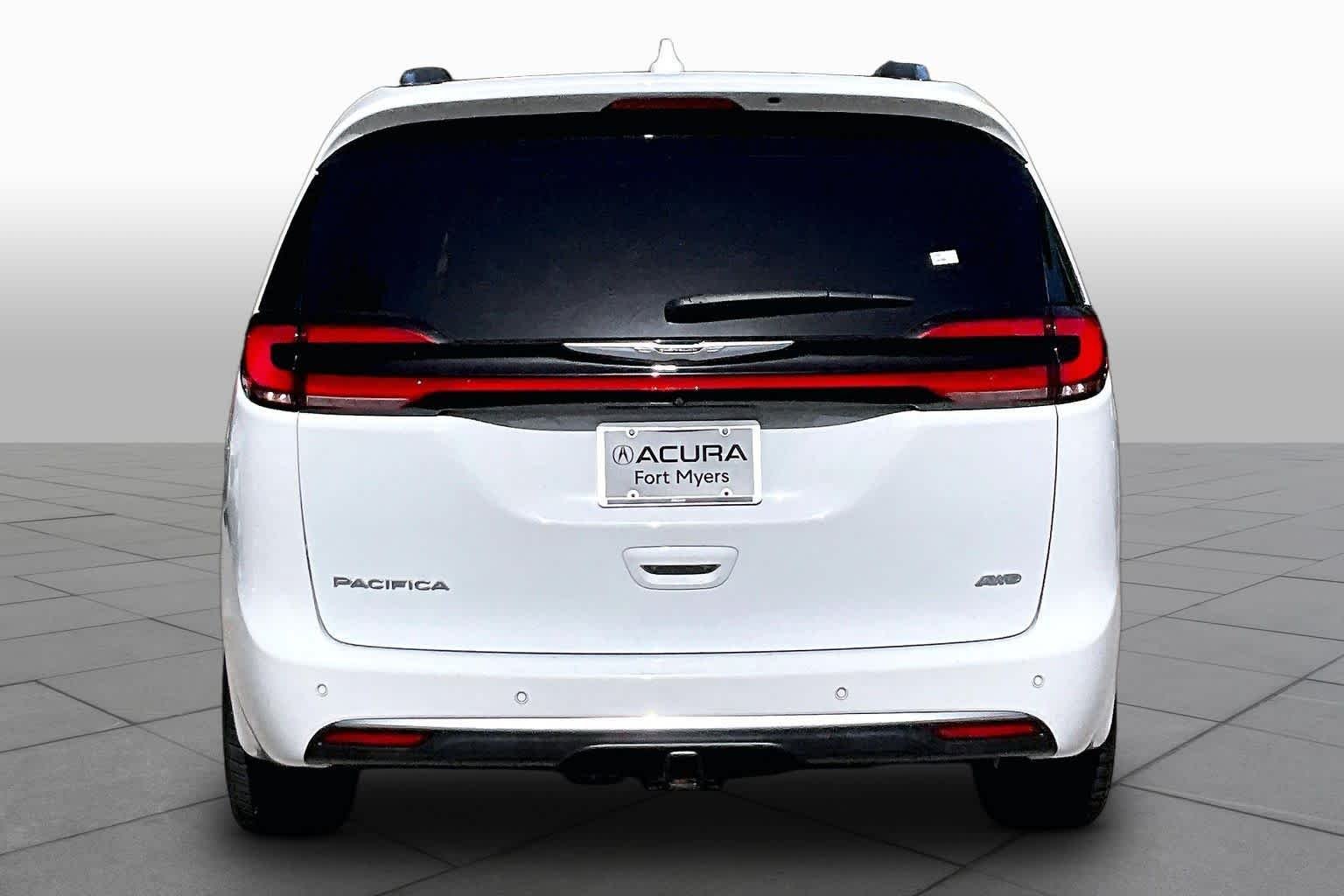 Used 2022 Bright White Clearcoat Chrysler Pinnacle image 5