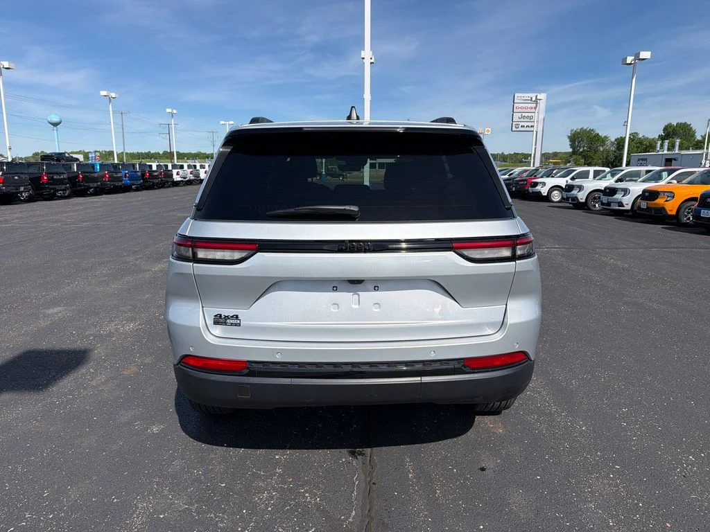 Used 2025 Silver Jeep Altitude image 4