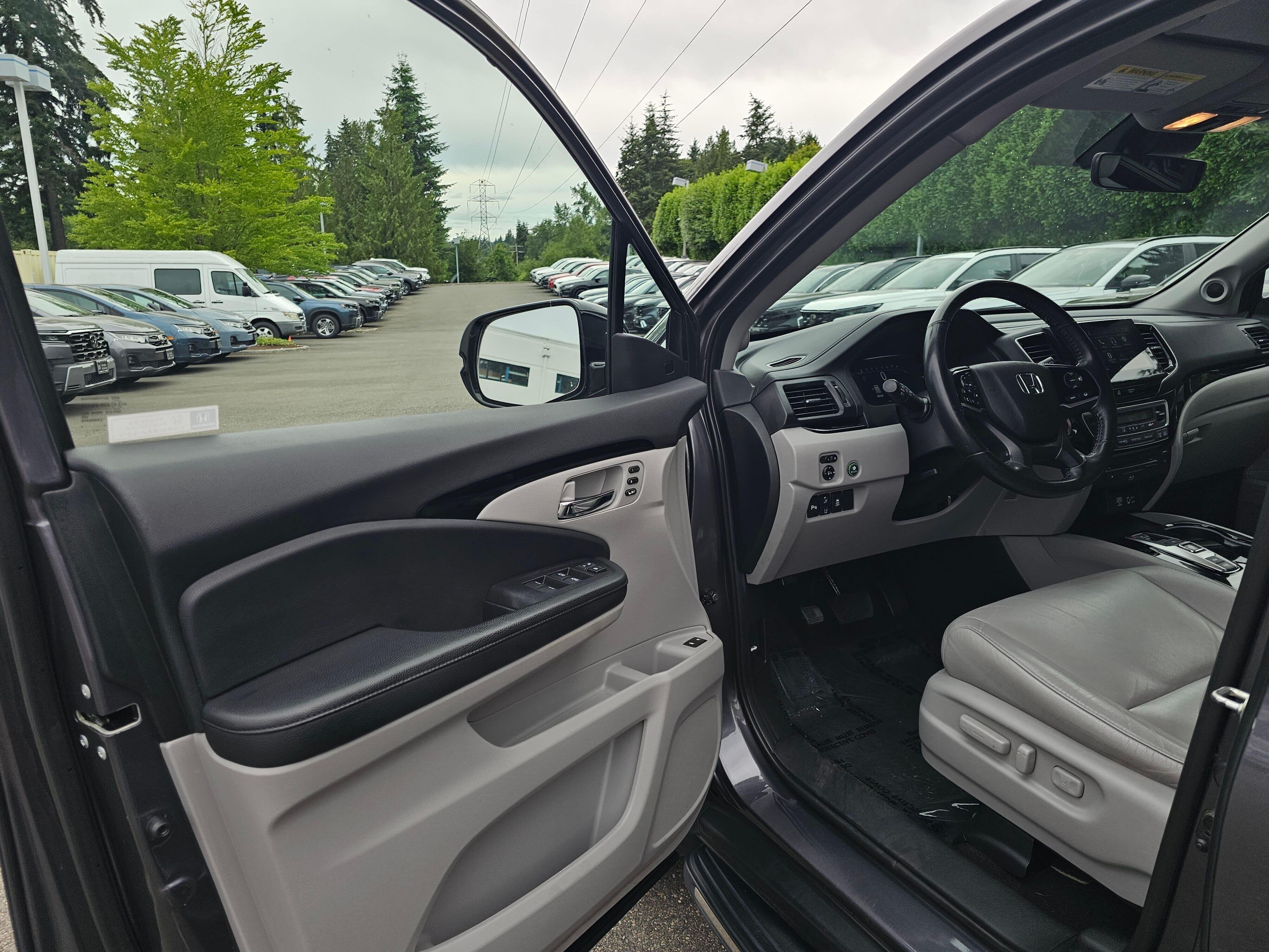 Used 2019 Modern Steel Metallic Honda Touring image 21