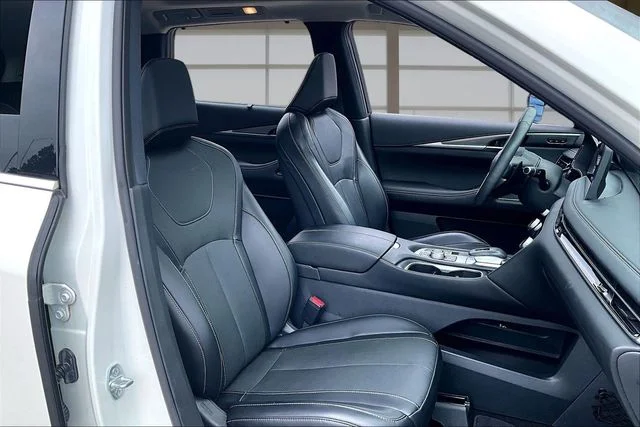 Used 2023 White INFINITI LUXE image 7