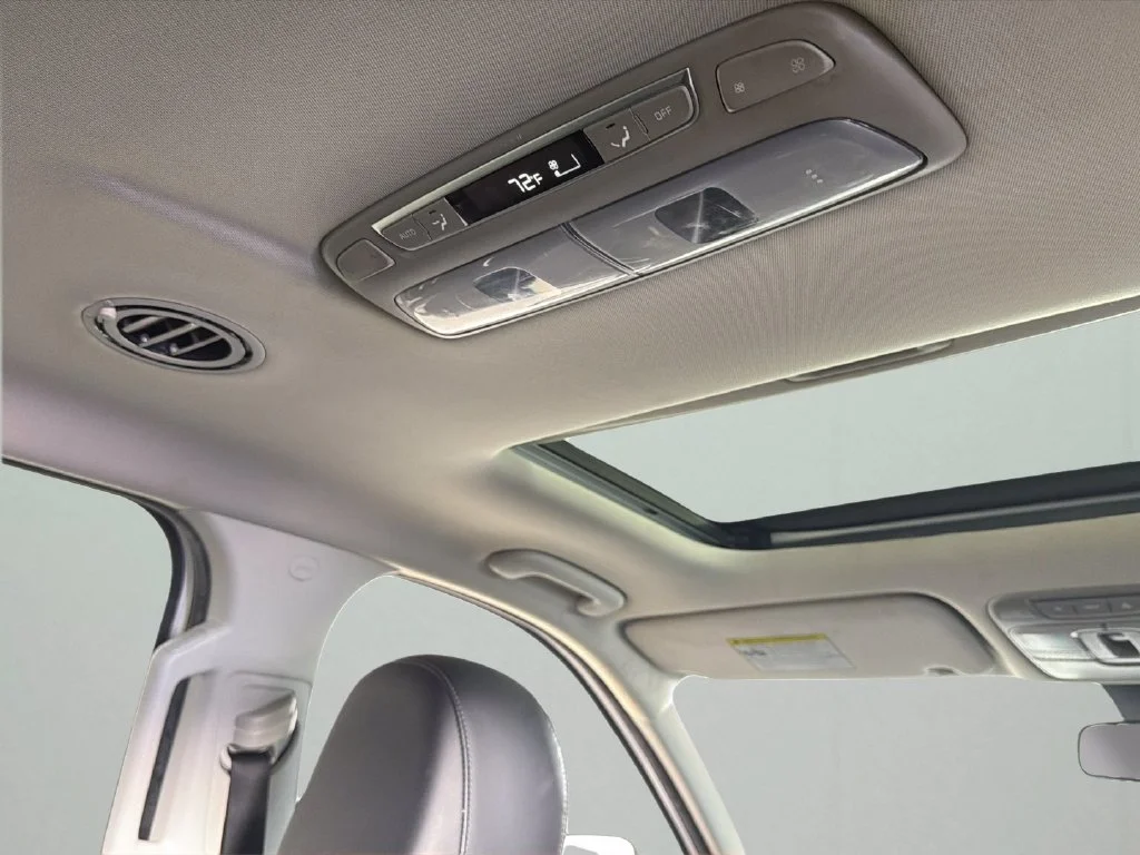 Used 2022 White Kia S image 35