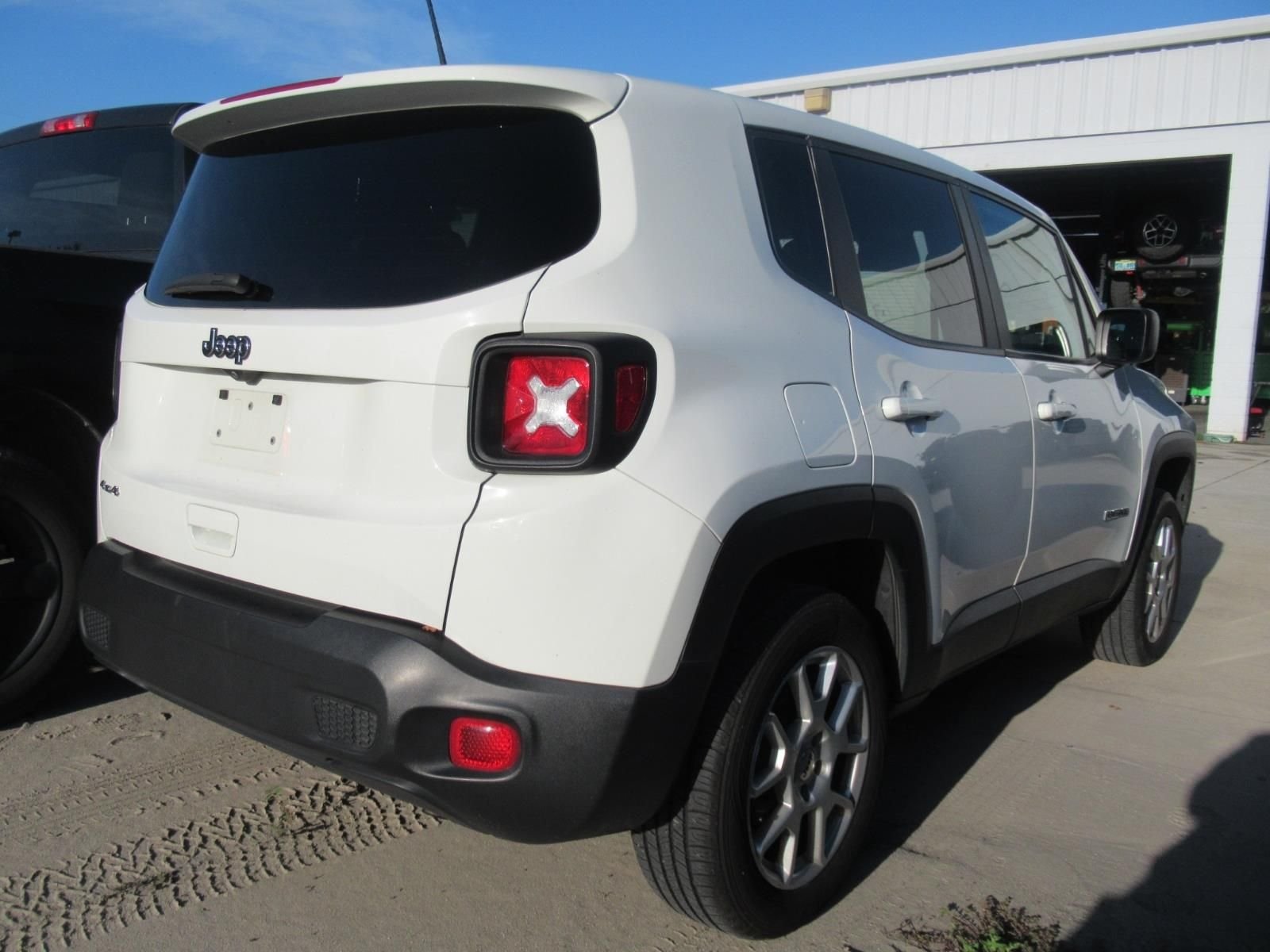 Used 2023 White Jeep Latitude image 4