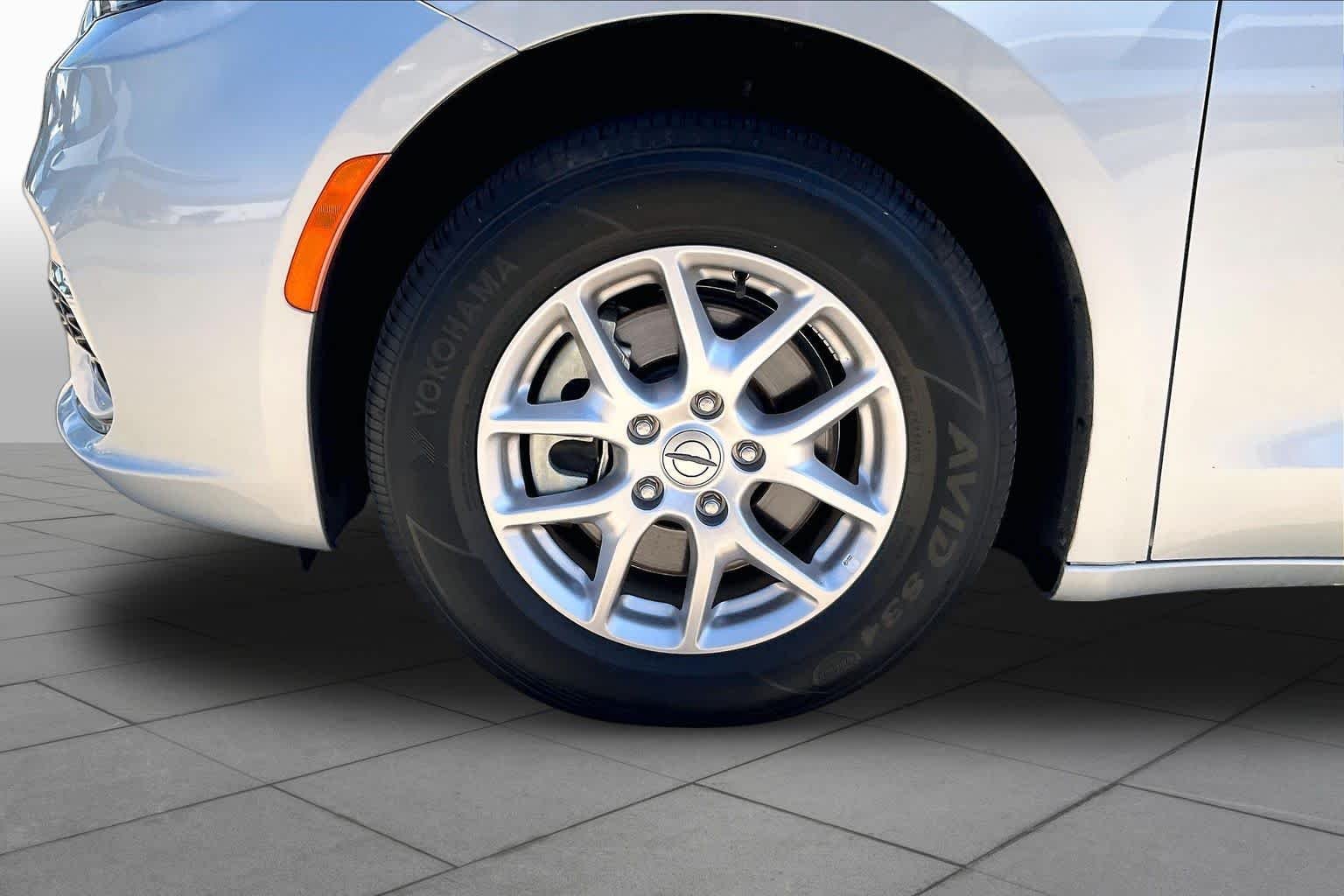 Used 2024 Silver Mist Clearcoat Chrysler Touring L image 11