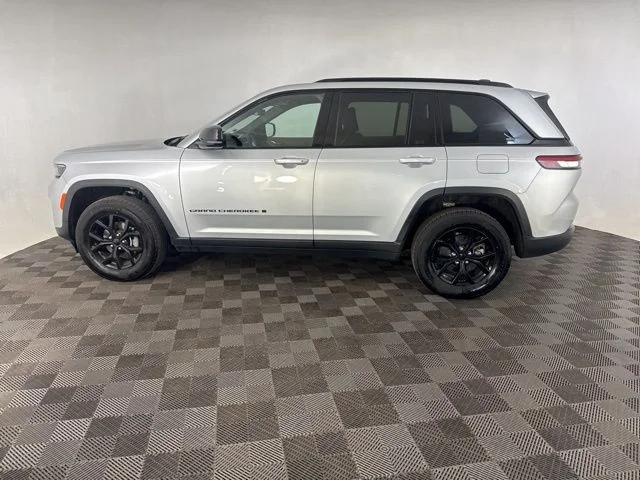 Used 2025 Silver Jeep Altitude image 10