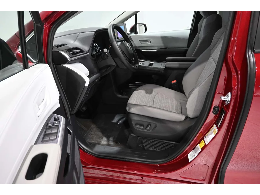 2026 Toyota Sienna LE - Photo 13