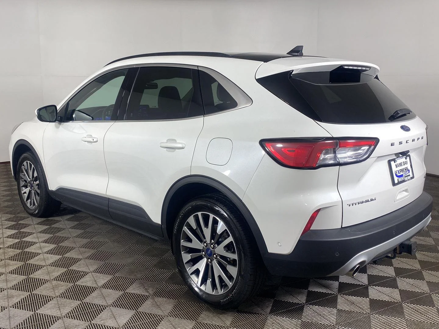 Used 2020 Star White Metallic Tri-Coat Ford Titanium image 31