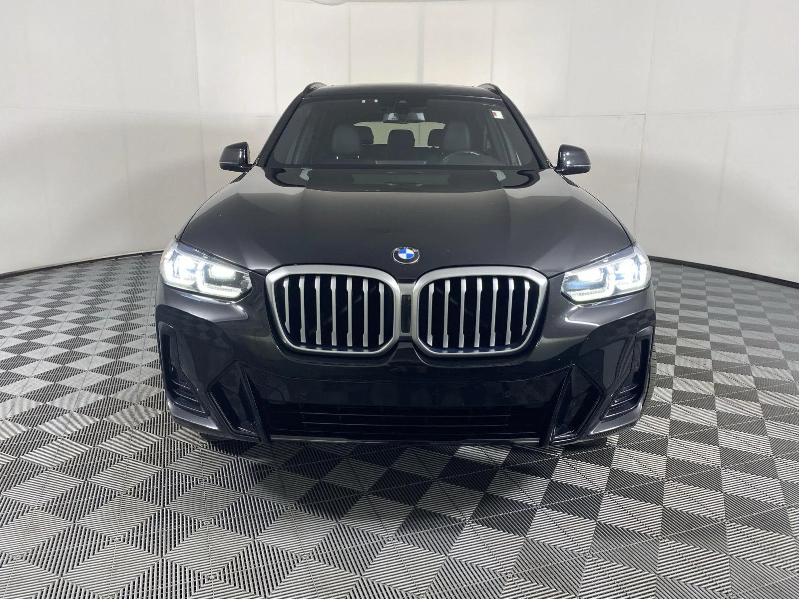Used 2024 Black Sapphire Metallic BMW xDrive30i image 2
