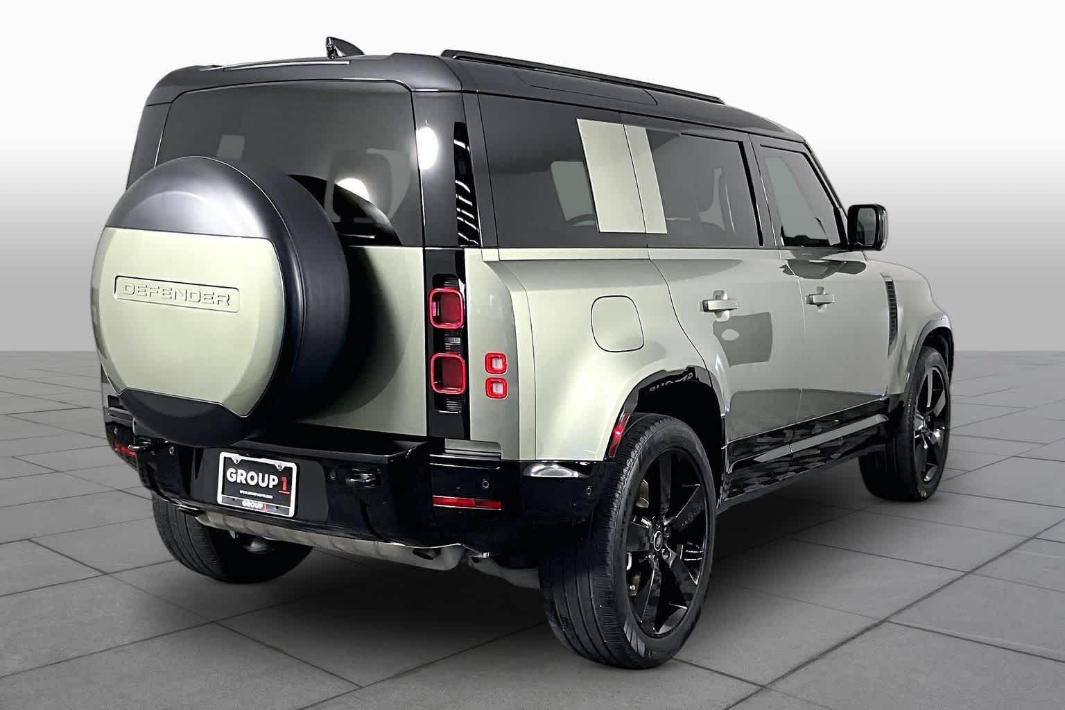 Used 2025 Pangea Green Metallic Land Rover X-Dynamic SE image 12