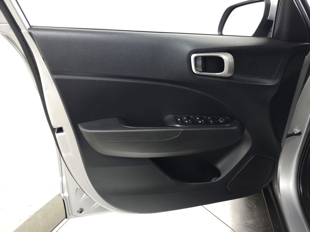 2025 Hyundai Venue SEL - Photo 13