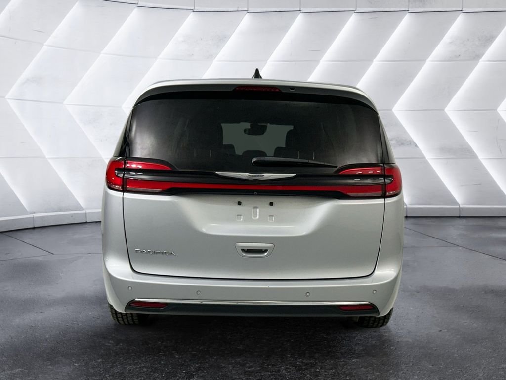 Used 2023 Silver Chrysler Touring L image 5