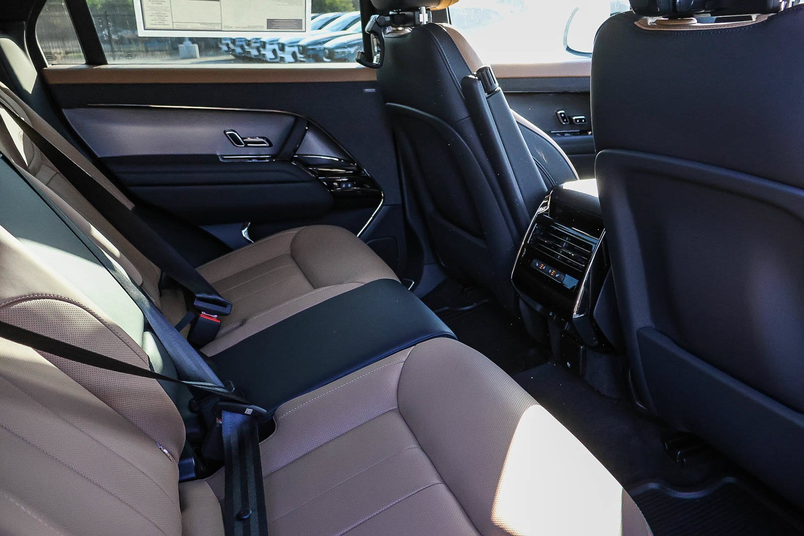 New 2026 Santorini Black Land Rover Dynamic SE image 12