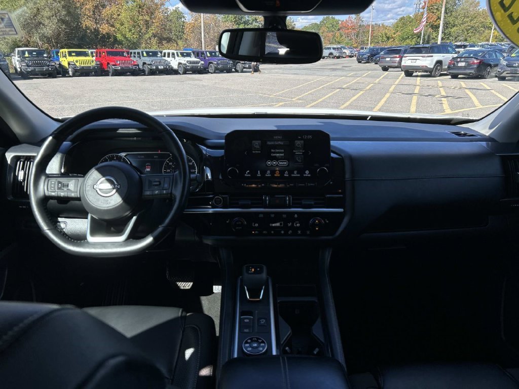 Used 2022 White Nissan SL image 19