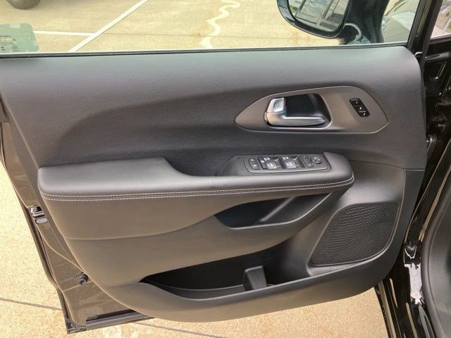New 2027 Diamond Black Crystal Pearl-Coat Exterior Paint Chrysler Select image 9