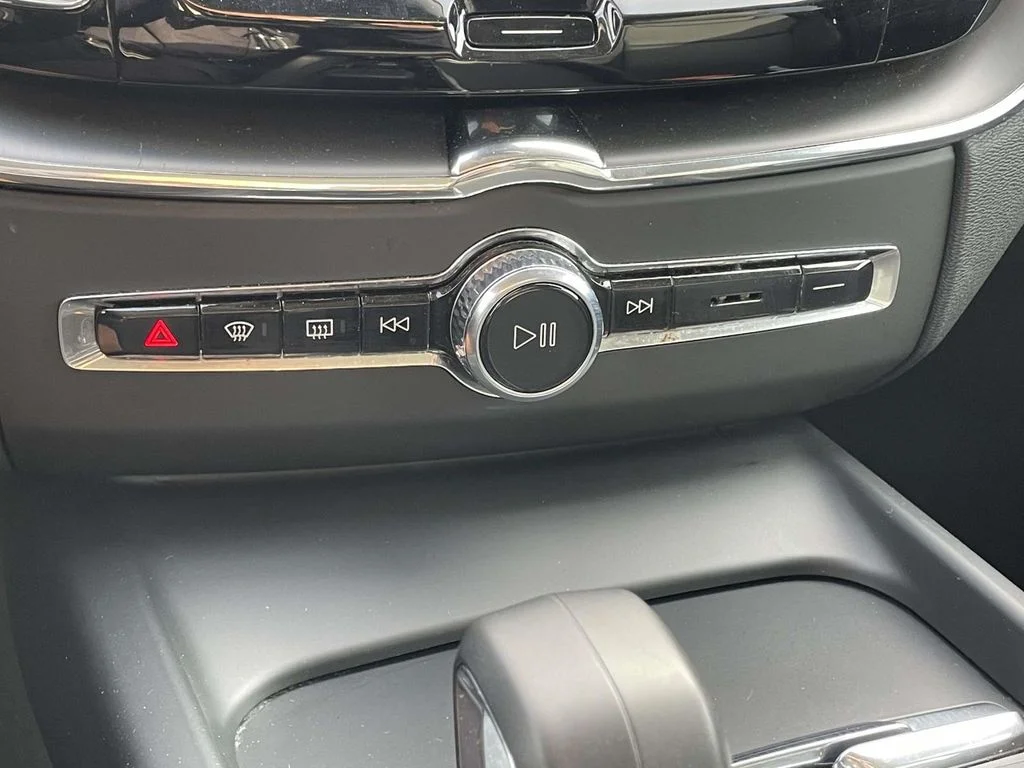 Certified Used 2025 Onyx Black Volvo Core image 19
