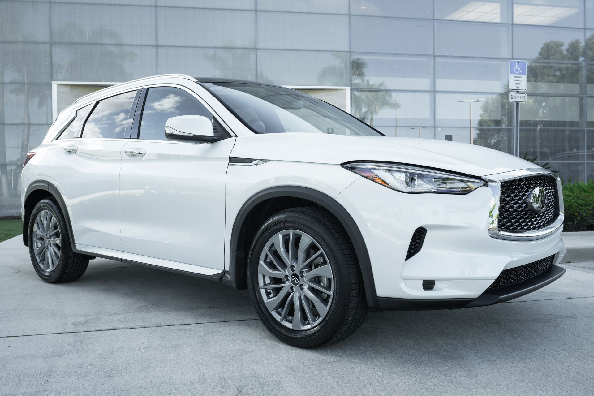 2025 Infiniti QX50 Luxe photo 2