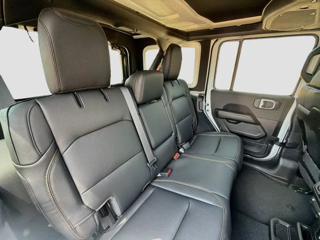 New 2026 Bright White Clear-Coat Exterior Paint Jeep Sahara image 31