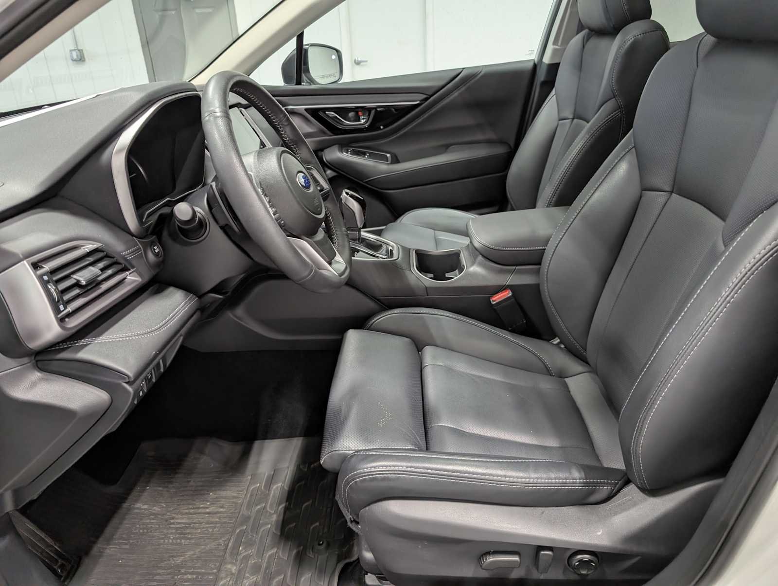 Used 2025 Crystal White Pearl Subaru Limited image 4