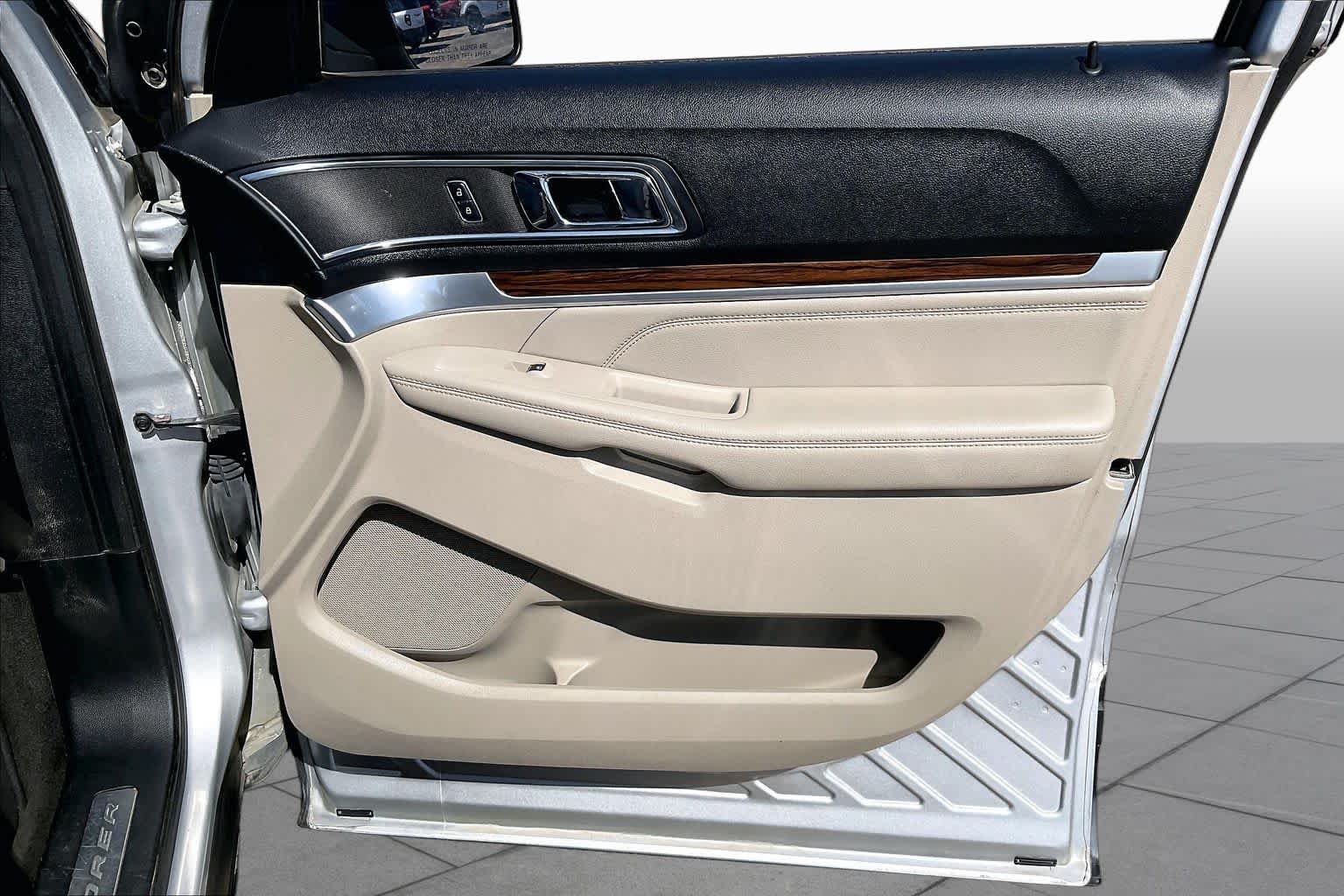 Used 2018 Ingot Silver Metallic Ford Limited image 21