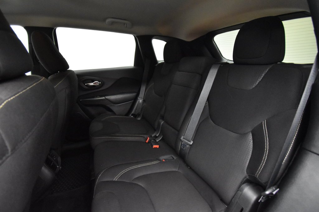 Used 2017 White Jeep Latitude image 17