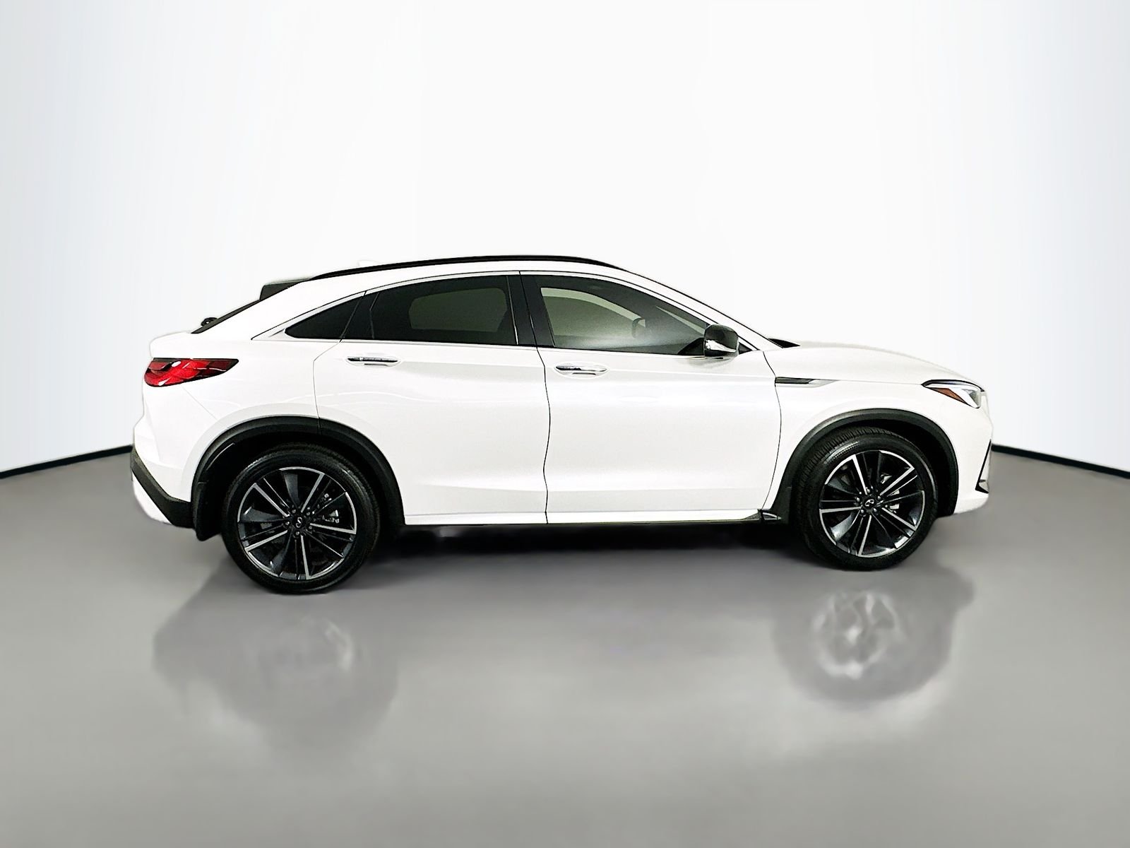 Used 2025 Radiant White INFINITI ESSENTIAL image 7