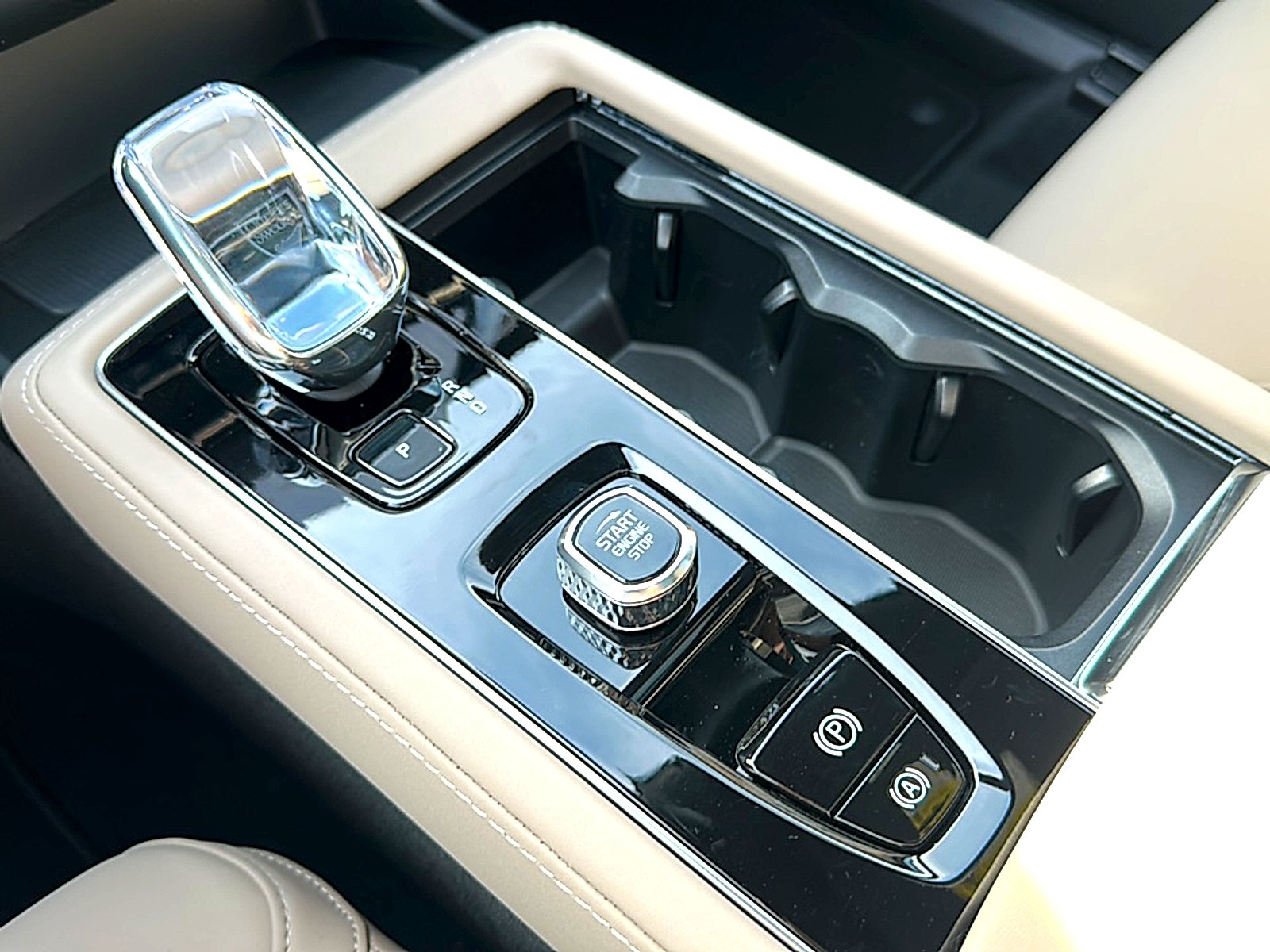 New 2026 Crystal White Volvo Plus image 26