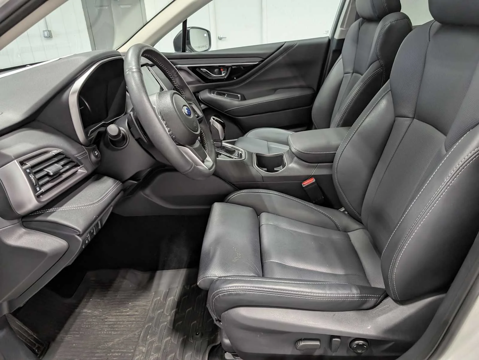 Used 2025 Crystal White Pearl Subaru Limited image 4