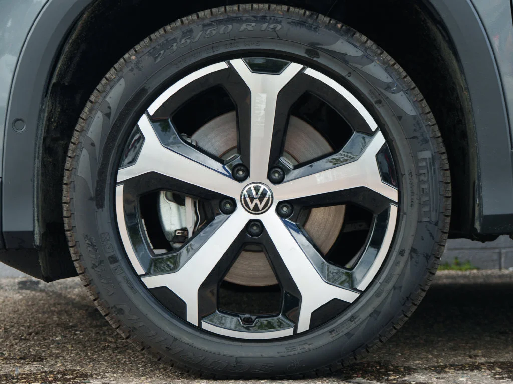 New 2026 Platinum Gray Metallic Volkswagen 2.0T SE image 7