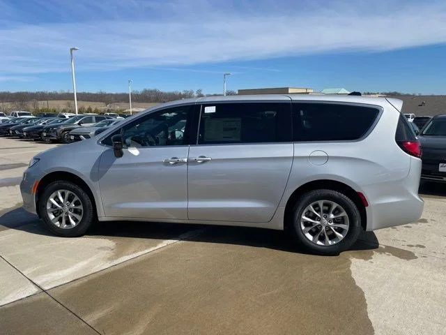 2026 Chrysler Pacifica Limited AWD's photo
