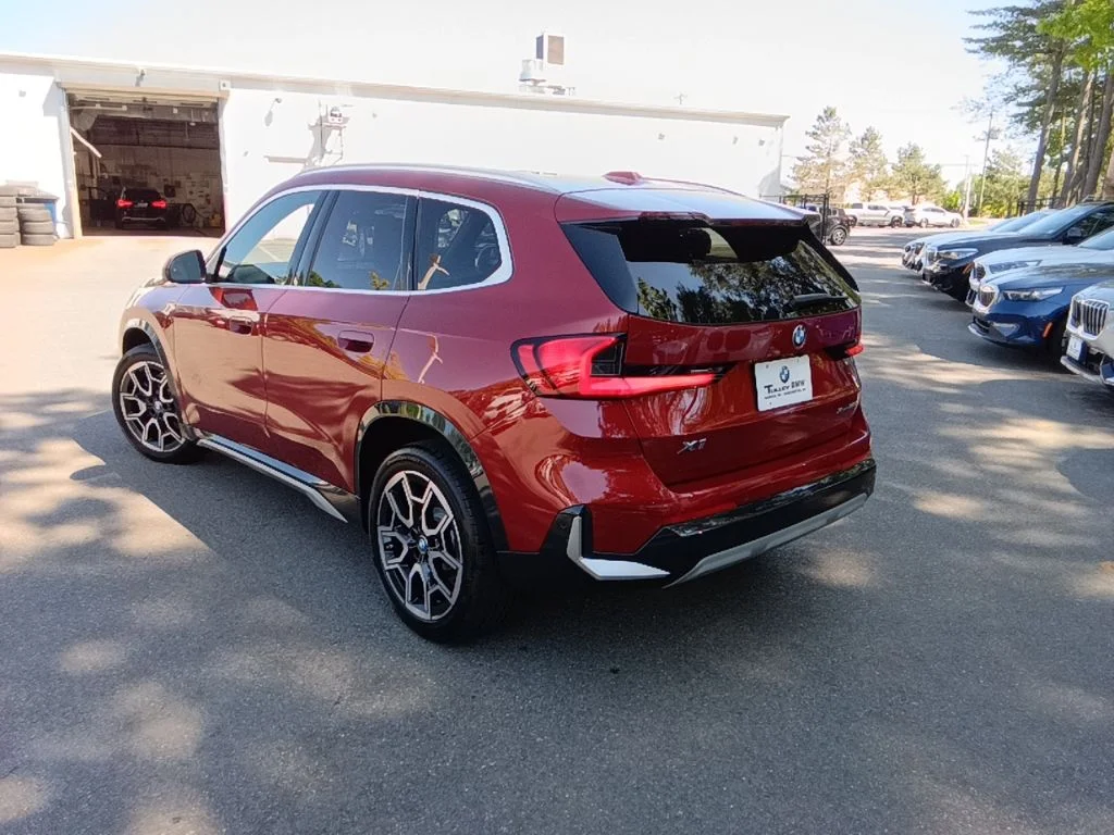 Used 2026 Vegas Red Metallic BMW xDrive28i image 5