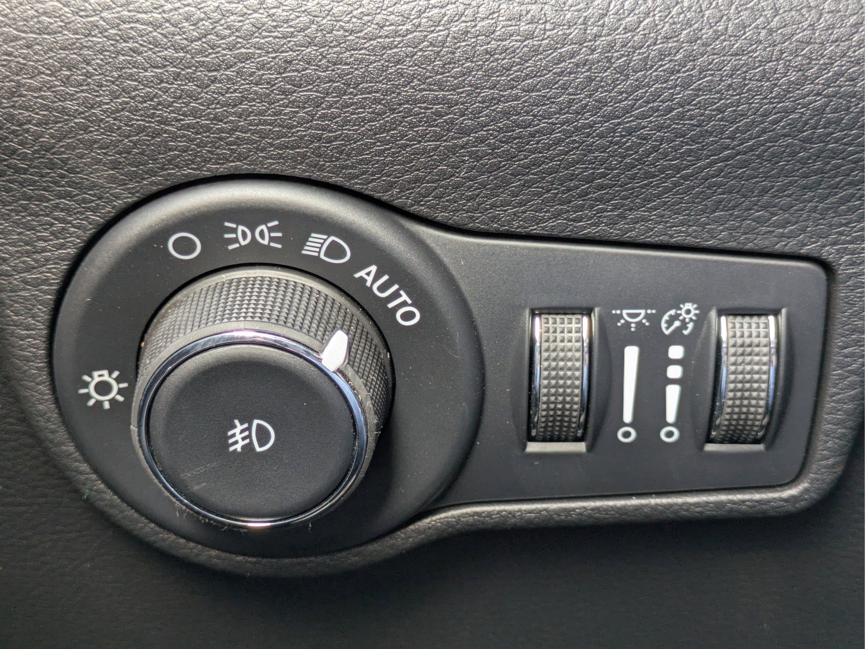 New 2026 Bright White Clearcoat Jeep Latitude Altitude image 27